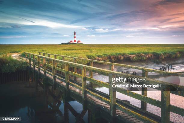 westerhever lighthouse at sunset, germany. - sankt peter ording - fotografias e filmes do acervo
