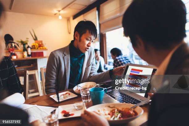 カフェで人会議 - ビジネス　食事 ストック��フォトと画像