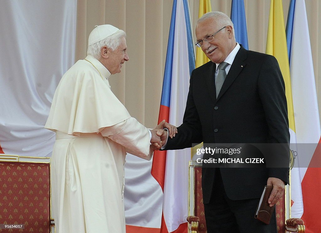 Pope Benedict XVI (l) shakes hand with t