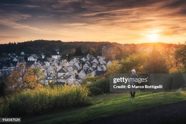 tourist looking at the freudenberg old town, germany. - renania del norte westfalia fotografías e imágenes de stock