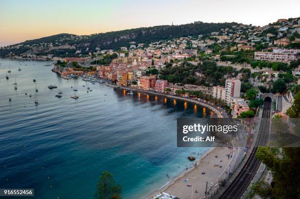 bay of villefranche sur mer, cote d'azur, french riviera, france - cannes croisette stock-fotos und bilder