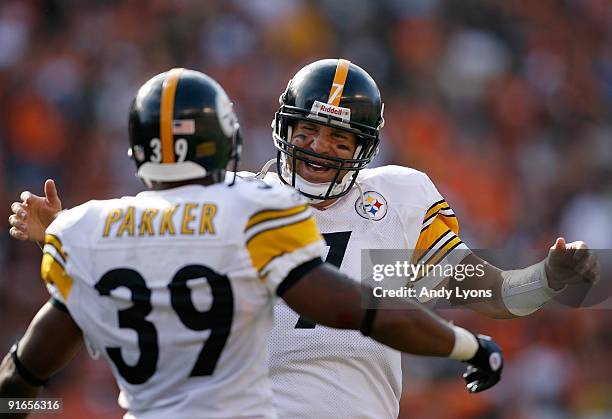 Ben Roethlisberger of the Pittsburgh Steelers celebrates with Willie Parker during the NFL game against the Cincinnati Bengals at Paul Brown Stadium...