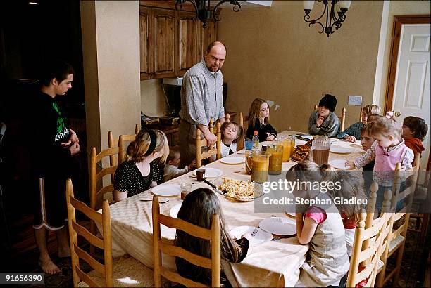 Joe, the patriarch of a polygamist family consisting of one man, three wives and 21 children, encourages his children to pray before breakfast. This...