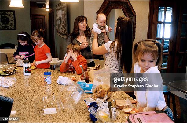 Each school-age kid in this polygamist family consisting of one father, three mothers and 21 children, has to prepare his own lunch box . Vicki, one...