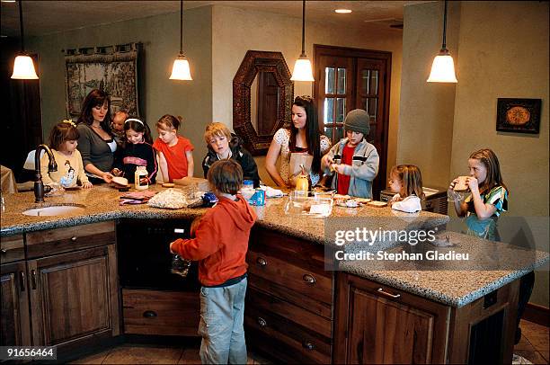 Each school-age kid in this polygamist family consisting of one father, three mothers and 21 children, has to prepare his own lunch box . Vicki, one...