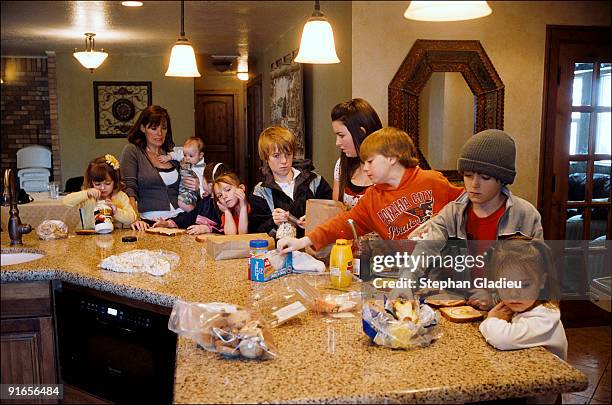 Each school-age kid in this polygamist family consisting of one father, three mothers and 21 children, has to prepare his own lunch box . Vicki, one...