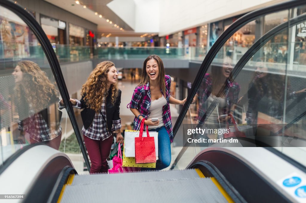 購物中心的女孩們玩得開心