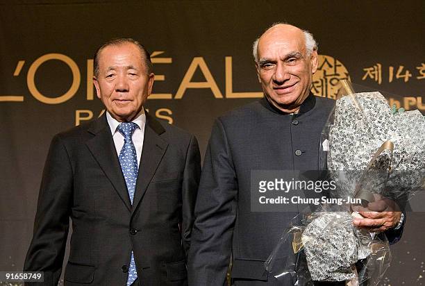 Festival director Kim Dong-Ho and director Yash Chopra pose after receiving the Asian Filmmaker of the Year award during the 14th Pusan International...