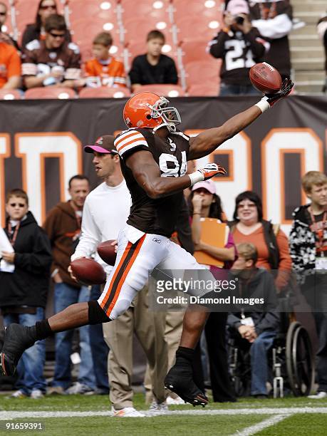 Tight end Robert Royal of the Cleveland Browns catches a pass prior to a game on October 4, 2009 against the Cincinnati Bengals at Cleveland Browns...
