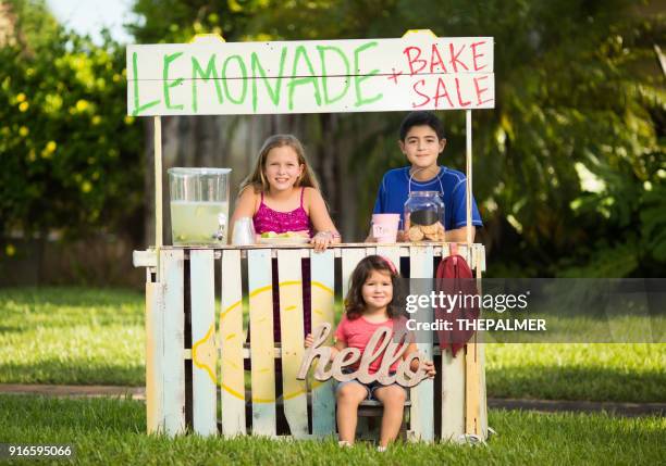 kinder verkaufen limonade - limonadenstand stock-fotos und bilder