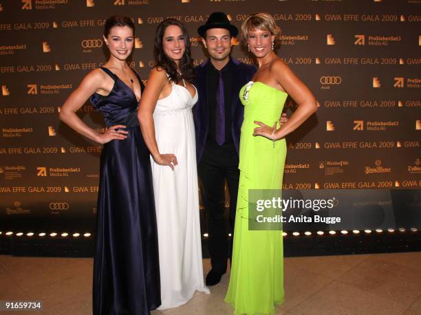 : Model Wanda Badwal, TV host Simone Panteleit, singer Roger Cicero and TV host Kim Heinzelmann attend the 'GWA Effie Gala 09' at the Admiralspalast...