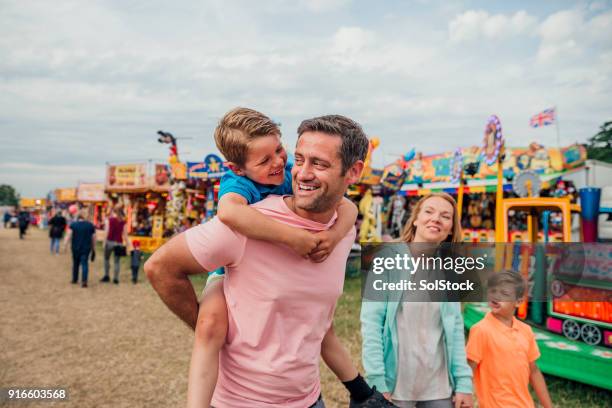familie auf dem messegelände - vergnügungspark stock-fotos und bilder