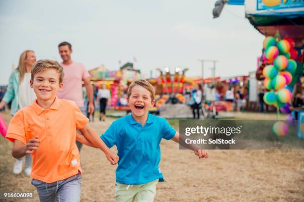 journée en famille à la fête foraine - fête foraine photos et images de collection