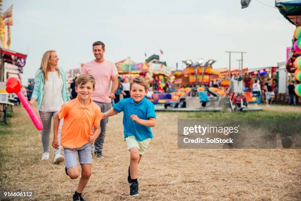 familie op de kermis - traveling carnival stockfoto's en -beelden