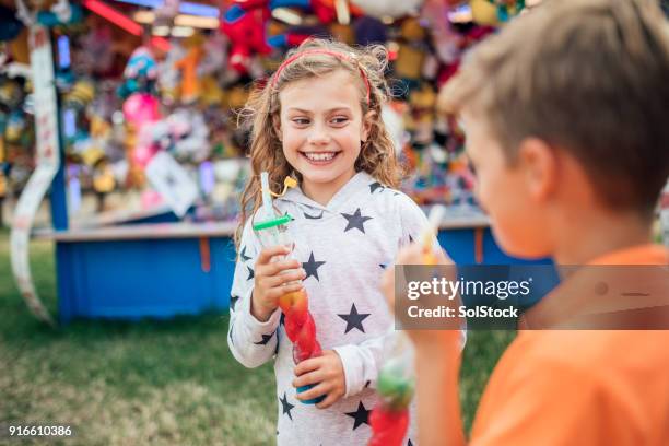 bambini che si godono il deserto di ghiaccio alla fiera - slush foto e immagini stock