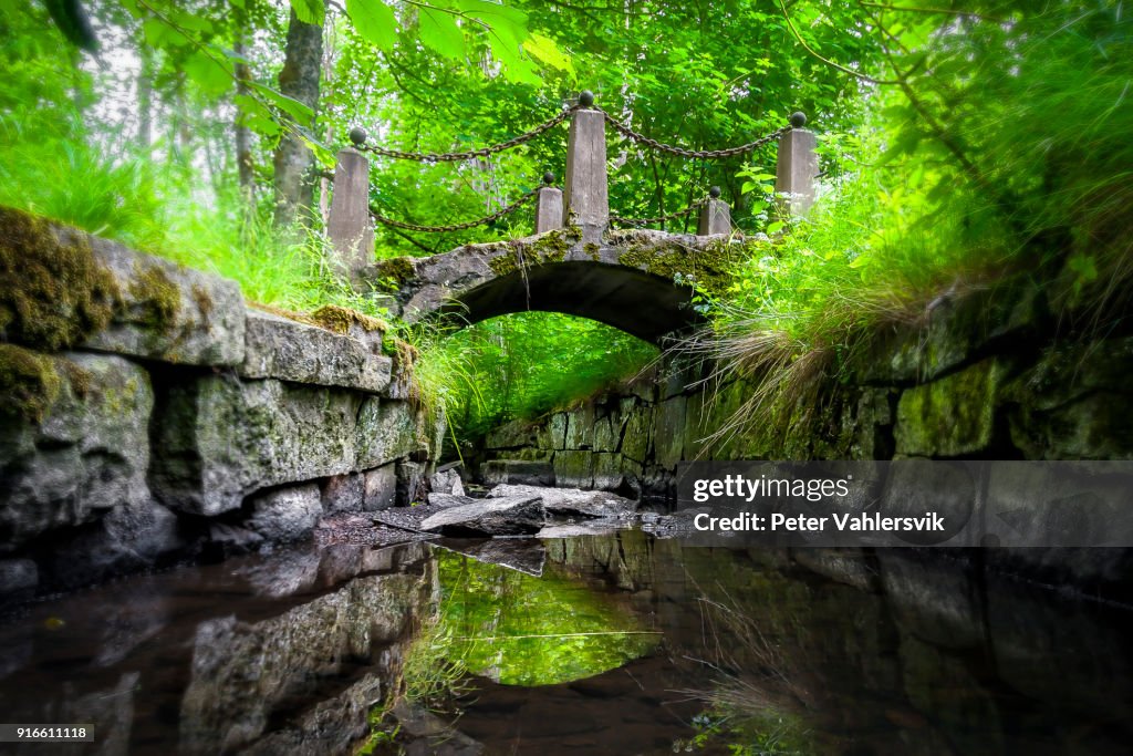 Stonebridge Front Stonebridge High-Res Stock Photo - Getty Images