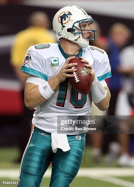 Chad Pennington of the Miami Dolphins drops back to pass against the Atlanta Falcons at Georgia Dome on September 13, 2008 in Atlanta, Georgia. The...