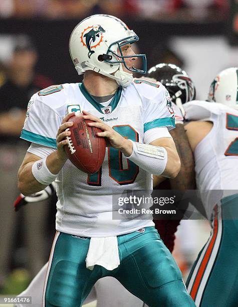 Chad Pennington of the Miami Dolphins drops back to pass against the Atlanta Falcons at Georgia Dome on September 13, 2008 in Atlanta, Georgia. The...