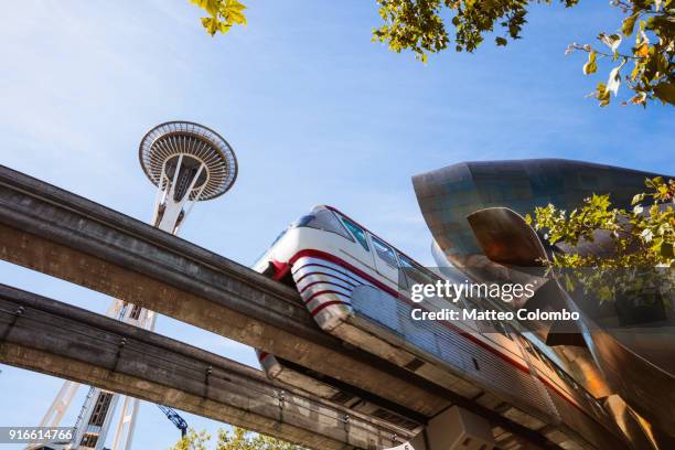 seattle center monorail and spece needle, seattle, usa - monorotaia foto e immagini stock