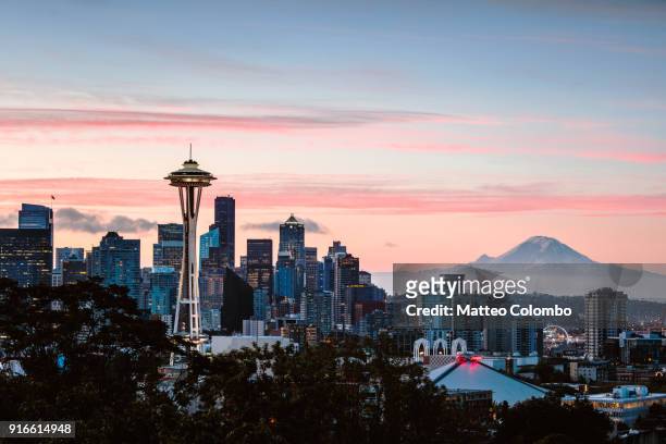 skyline at dawn with space needle and mt rainier, seattle, usa - seattle photos et images de collection