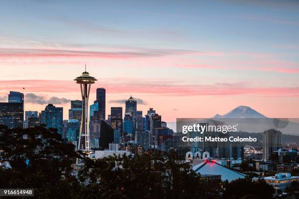 skyline at dawn with space needle and mt rainier, seattle, usa - seattle foto e immagini stock