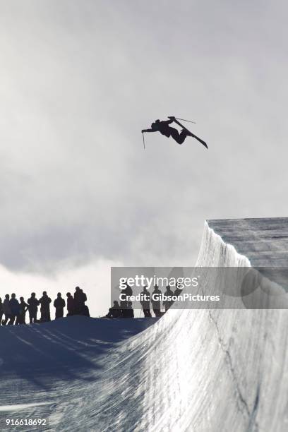 half pipe skier - freestyle skiing stock pictures, royalty-free photos & images