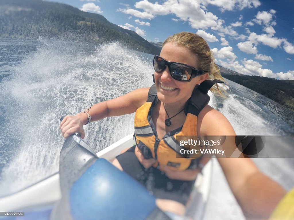 Mutter und Sohn Abenteuer auf einem Waverunner auf einem Sommer-See