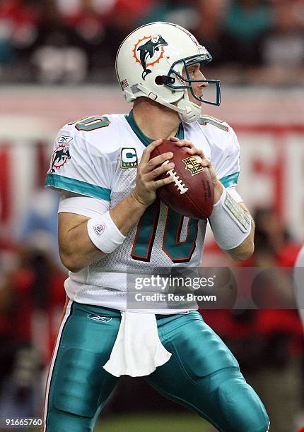 Chad Pennington of the Miami Dolphins drops back to pass against the Atlanta Falcons at Georgia Dome on September 13, 2008 in Atlanta, Georgia....