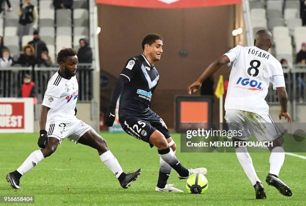 Bordeaux's Brazilian defender Pablo Nascimento Castro vies for the ball with Amiens' Colombian forward Stiven Mendoza and Amiens' French midfielder...