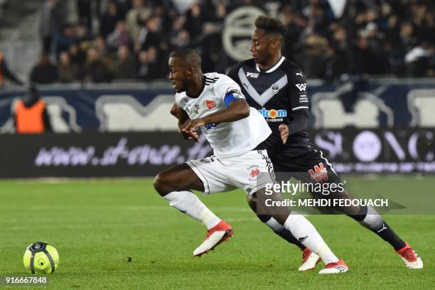 Bordeaux's French midfielder Souahilo Meite vies for the ball with Amiens' French defender Prince-De Gouano during the French L1 football match...