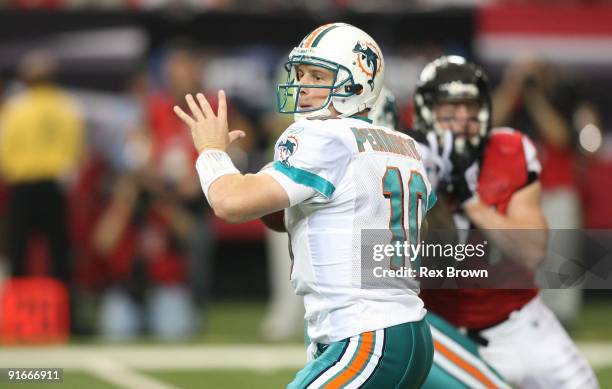 Chad Pennington of the Miami Dolphins drops back to pass against the Atlanta Falcons at Georgia Dome on September 13, 2008 in Atlanta, Georgia....