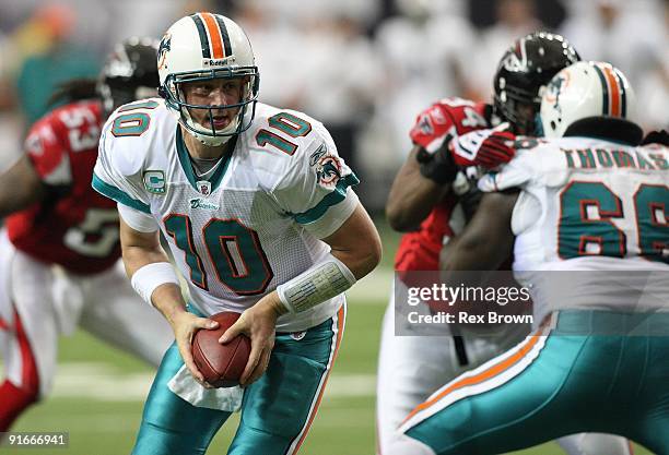 Chad Pennington of the Miami Dolphins looks to hand off during the loss to the Falcons at Georgia Dome on September 13, 2008 in Atlanta, Georgia....