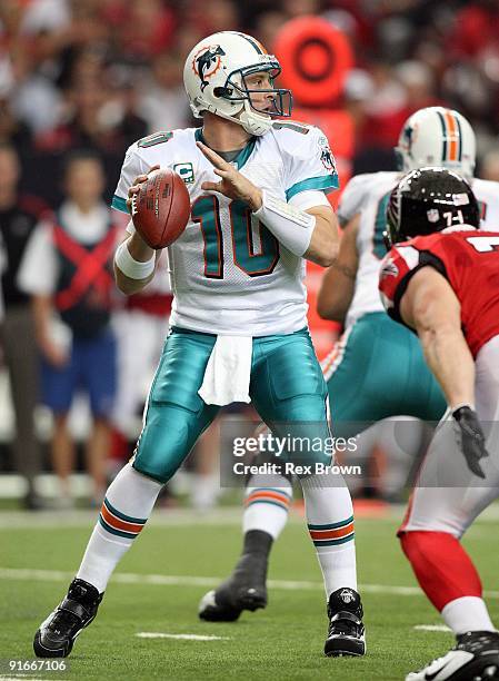 Chad Pennington of the Miami Dolphins drops back to pass against the Atlanta Falcons at Georgia Dome on September 13, 2008 in Atlanta, Georgia....