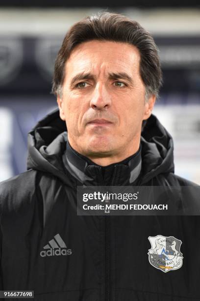 Amiens' French coach Christophe Pelissier looks on during the French L1 football match between Bordeaux and Amiens at the Matmut Atlantique Stadium...