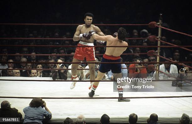 Heavyweight Title: Muhammad Ali in action vs Oscar Bonavena at Madison Square Garden. New York, NY 12/7/1970 CREDIT: Tony Triolo