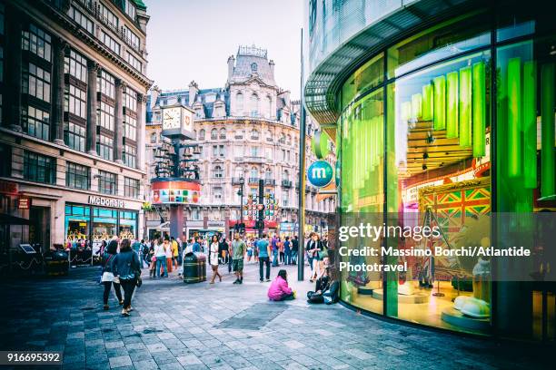 west end, leicester square, view near the swiss glockenspiel clock - glockenspiel - fotografias e filmes do acervo