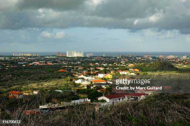 a view towards the caribbean sea from a viewpoint in northern aruba - noord amerika stock-fotos und bilder