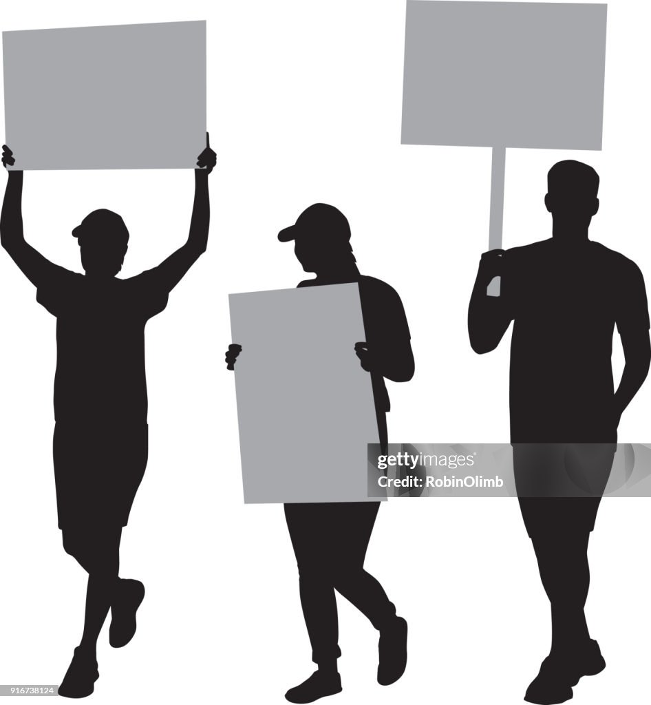 Tre persone che protestano contro le sagome