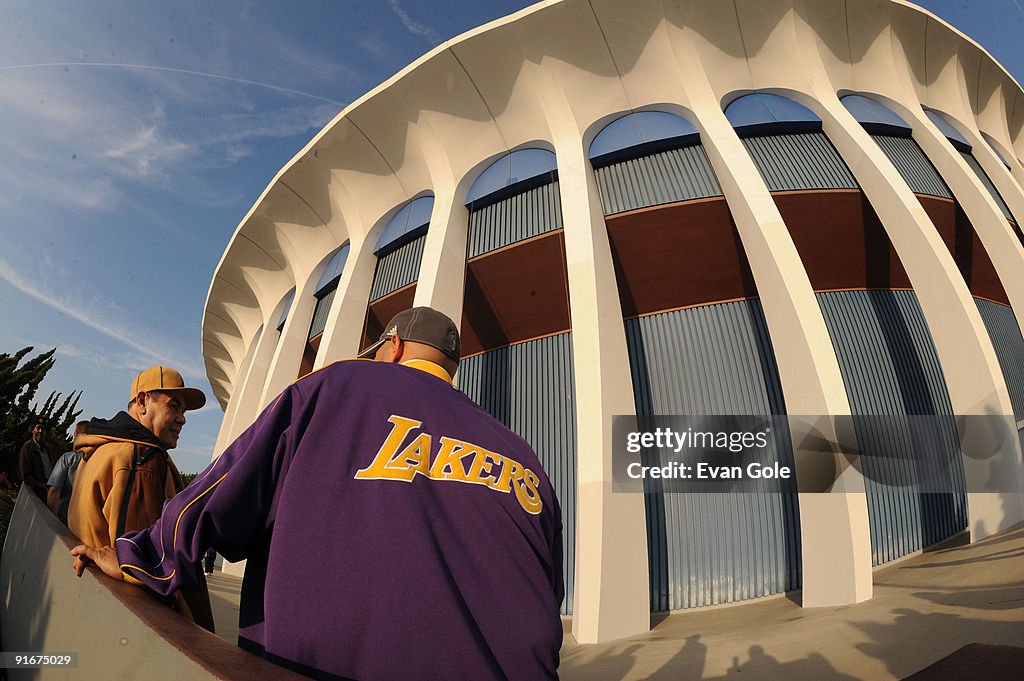 Golden State Warriors v Los Angeles Lakers