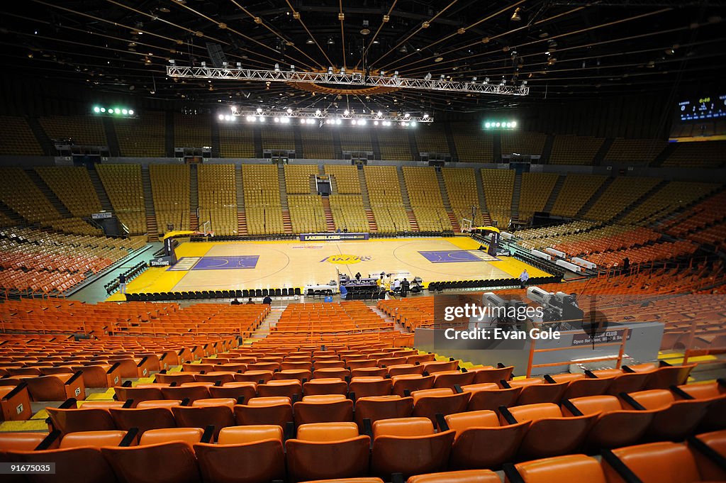 Golden State Warriors v Los Angeles Lakers