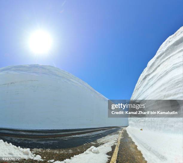 tateyama kurobe alpine route snow corridor - toyama prefecture stock-fotos und bilder