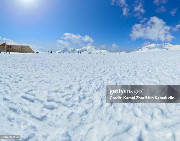 snow plains nearby hida mountains - chilly bin stockfoto's en -beelden