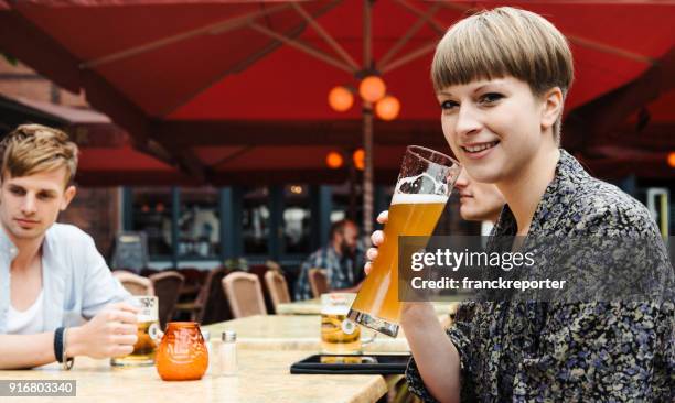 freunde trinken zweisamkeit für das oktoberfest in berlin - biergarten stock-fotos und bilder