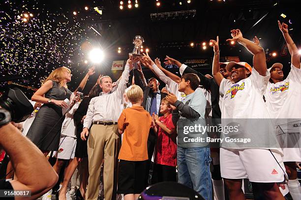 Phoenix Mercury managing partner Robert Sarver hoists the WNBA Championship Trophy with the help of Mercury head coach Corey Gaines after the Mercury...