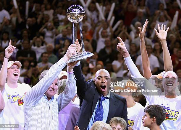 Nicole Ohlde, owner Robert Sarver, head coach Corey Gaines and Diana Taurasi of the Phoenix Mercury celebrate with the WNBA trophy after defeating...