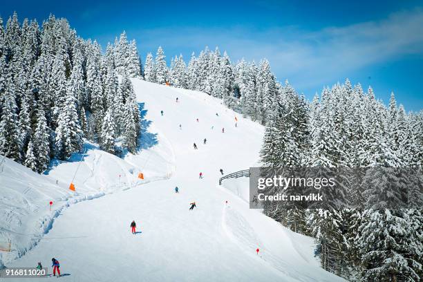 skipiste in bergen van de kitzbüheler alpen - oostenrijk stockfoto's en -beelden