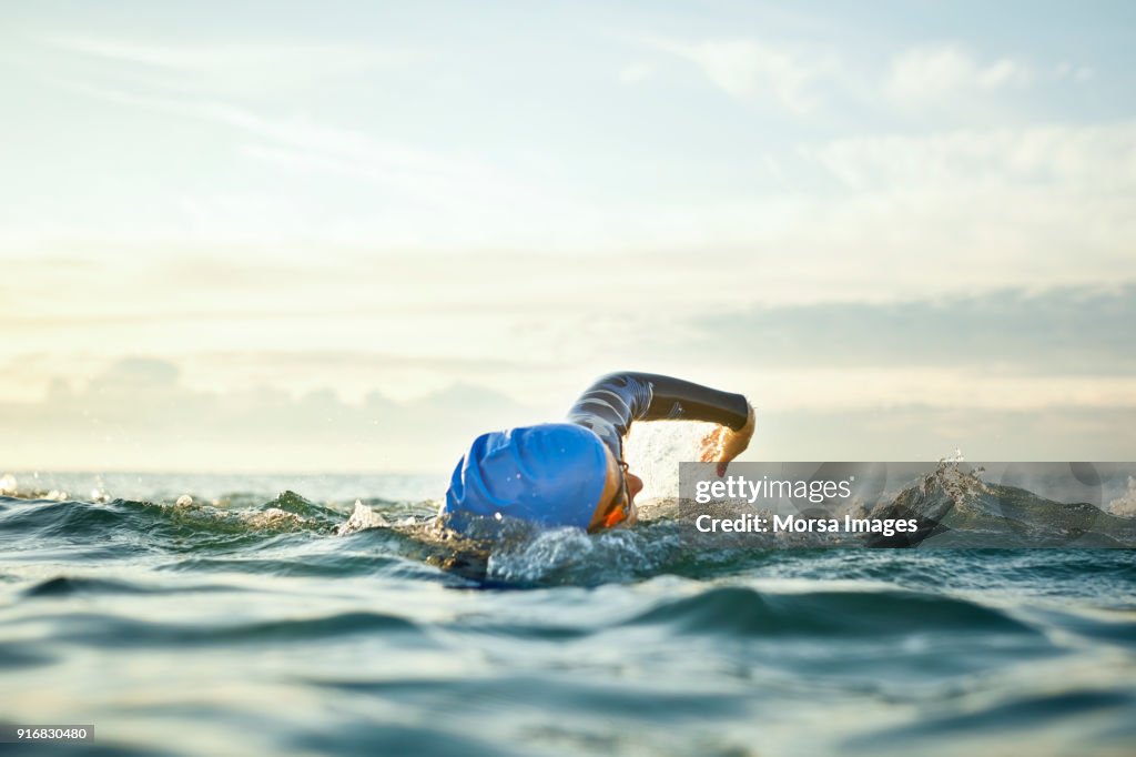 Entschlossenen Frau, die Schwimmen im Meer