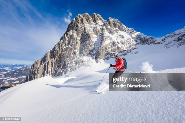 esquiador freerider corriendo cuesta abajo - watzmann, parque nacional de berchtesgaden en los alpes - vacaciones en la nieve fotografías e imágenes de stock