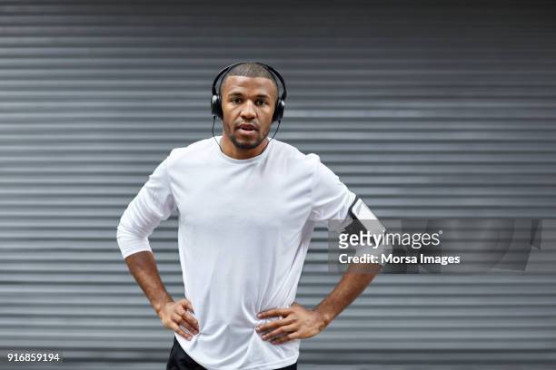 sportiga mannen med händerna på höfterna mot slutare - gray shirt bildbanksfoton och bilder