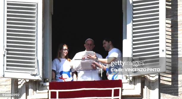 Pope Using Computer 11,196 Angelus Prayer Photos & High Res Pictures - Getty Images